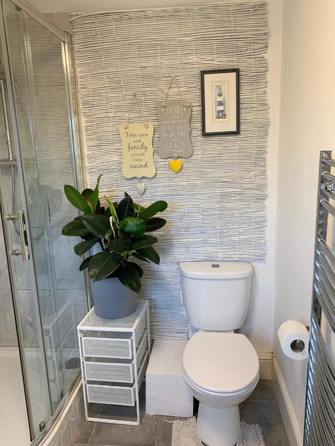 Beautiful Home, 3 Bedroom House Near Alton Towers, Wedgwood Museum, Universities ニューカッスル・アンダー・ライム エクステリア 写真